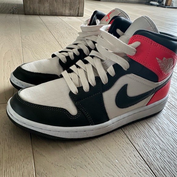 Nike Jordan woman’s size 8 sneakers - Picture 6 of 8